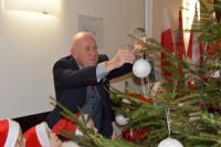 Dzieci z Przedszkola nr 7 w Wągrowcu ubrały choinkę w starostwie