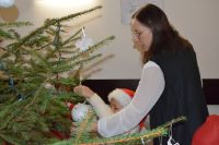 Dzieci z Przedszkola nr 7 w Wągrowcu ubrały choinkę w starostwie