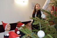 Dzieci z Przedszkola nr 7 w Wągrowcu ubrały choinkę w starostwie