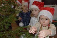 Dzieci z Przedszkola nr 7 w Wągrowcu ubrały choinkę w starostwie