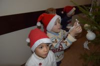 Dzieci z Przedszkola nr 7 w Wągrowcu ubrały choinkę w starostwie
