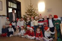 Dzieci z Przedszkola nr 7 w Wągrowcu ubrały choinkę w starostwie