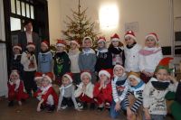 Dzieci z Przedszkola nr 7 w Wągrowcu ubrały choinkę w starostwie