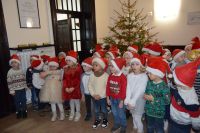 Dzieci z Przedszkola nr 7 w Wągrowcu ubrały choinkę w starostwie