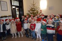 Dzieci z Przedszkola nr 7 w Wągrowcu ubrały choinkę w starostwie