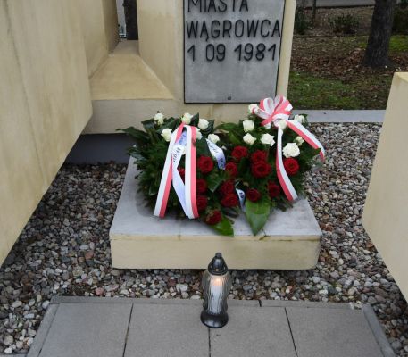 80. rocznica wyzwolenia Wągrowca - złożenie wiązanki