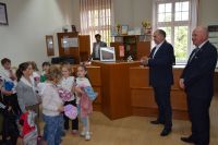 Dzieci z Przedszkola nr 2 w Wągrowcu z wizytą w starostwie