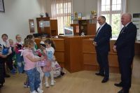 Dzieci z Przedszkola nr 2 w Wągrowcu z wizytą w starostwie