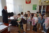 Dzieci z Przedszkola nr 2 w Wągrowcu z wizytą w starostwie