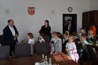 Dzieci z Przedszkola nr 2 w Wągrowcu z wizytą w starostwie
