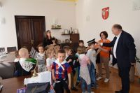 Dzieci z Przedszkola nr 2 w Wągrowcu z wizytą w starostwie