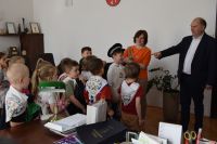 Dzieci z Przedszkola nr 2 w Wągrowcu z wizytą w starostwie