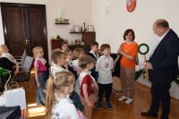 Dzieci z Przedszkola nr 2 w Wągrowcu z wizytą w starostwie