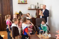 Dzieci z Przedszkola nr 2 w Wągrowcu z wizytą w starostwie