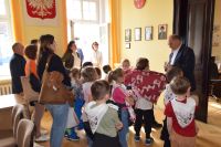Dzieci z Przedszkola nr 2 w Wągrowcu z wizytą w starostwie