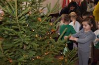 Rybki udekorowały choinkę w starostwie