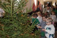 Rybki udekorowały choinkę w starostwie