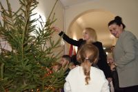 Rybki udekorowały choinkę w starostwie