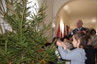 Rybki udekorowały choinkę w starostwie