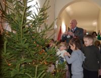 Rybki udekorowały choinkę w starostwie