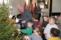 Rybki udekorowały choinkę w starostwie