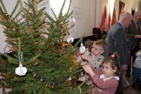 Rybki udekorowały choinkę w starostwie