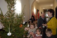 Rybki udekorowały choinkę w starostwie