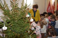 Rybki udekorowały choinkę w starostwie