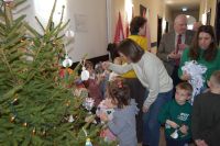 Rybki udekorowały choinkę w starostwie