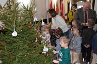 Rybki udekorowały choinkę w starostwie