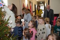 Rybki udekorowały choinkę w starostwie