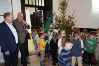 Rybki udekorowały choinkę w starostwie