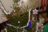 Rybki udekorowały choinkę w starostwie