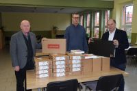 Włodarze powiatu przekazali sprzęt elektroniczny za blisko milion złotych dla I LO