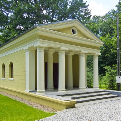 Świątynia grecka w parku w Potulicach