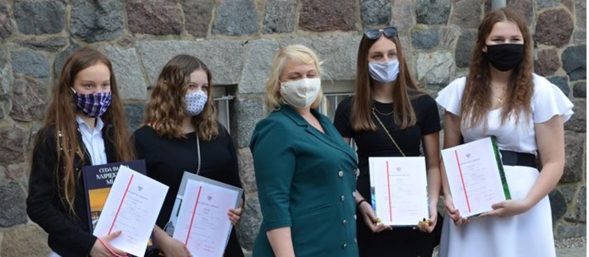 Blisko 3 tys. uczniów powiatowych szkół i placówek zakończyło rok szkolny