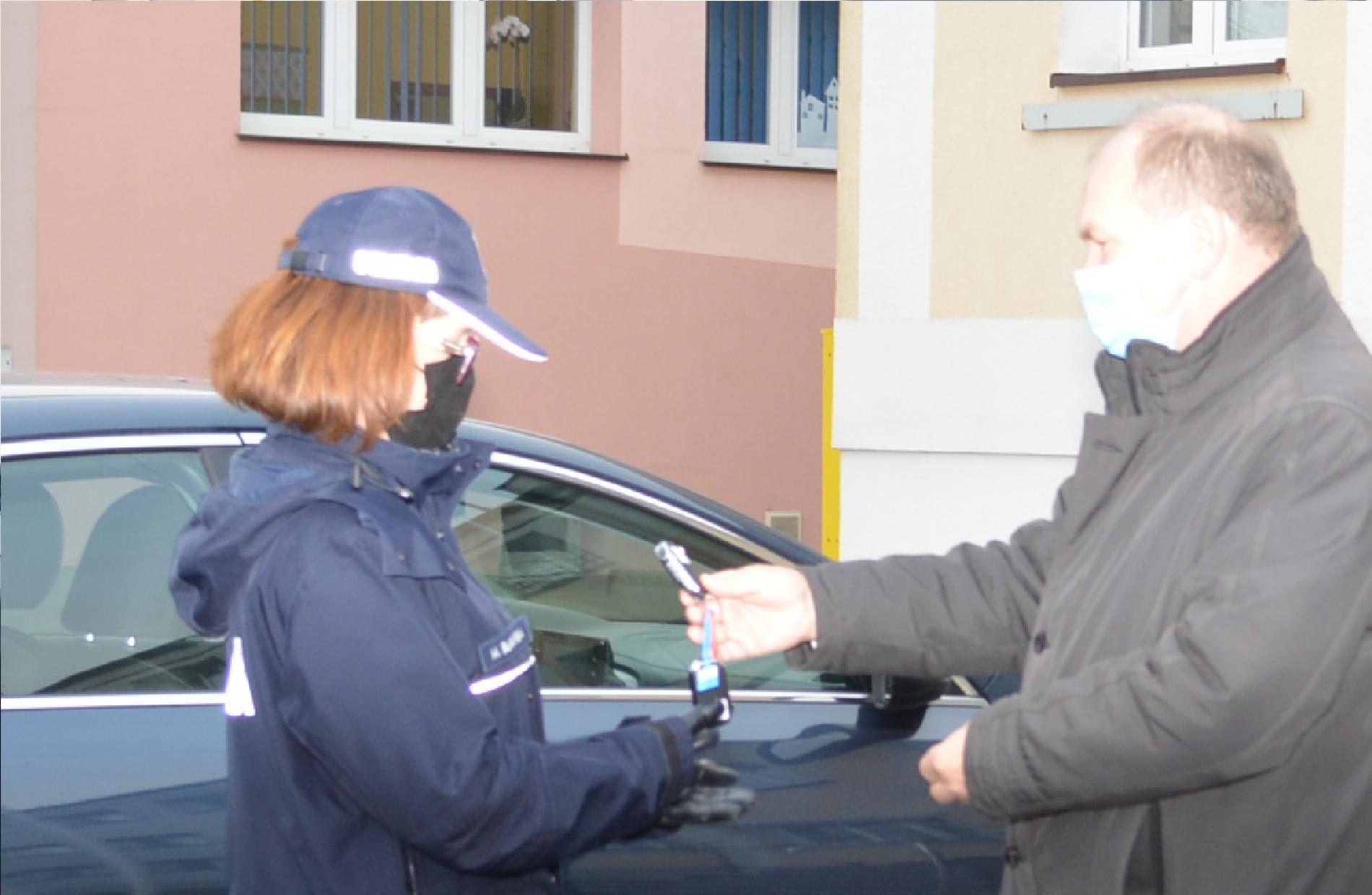 NOWY RADIOWÓZ I SPRZĘT DLA WĄGROWIECKICH POLICJANTÓW