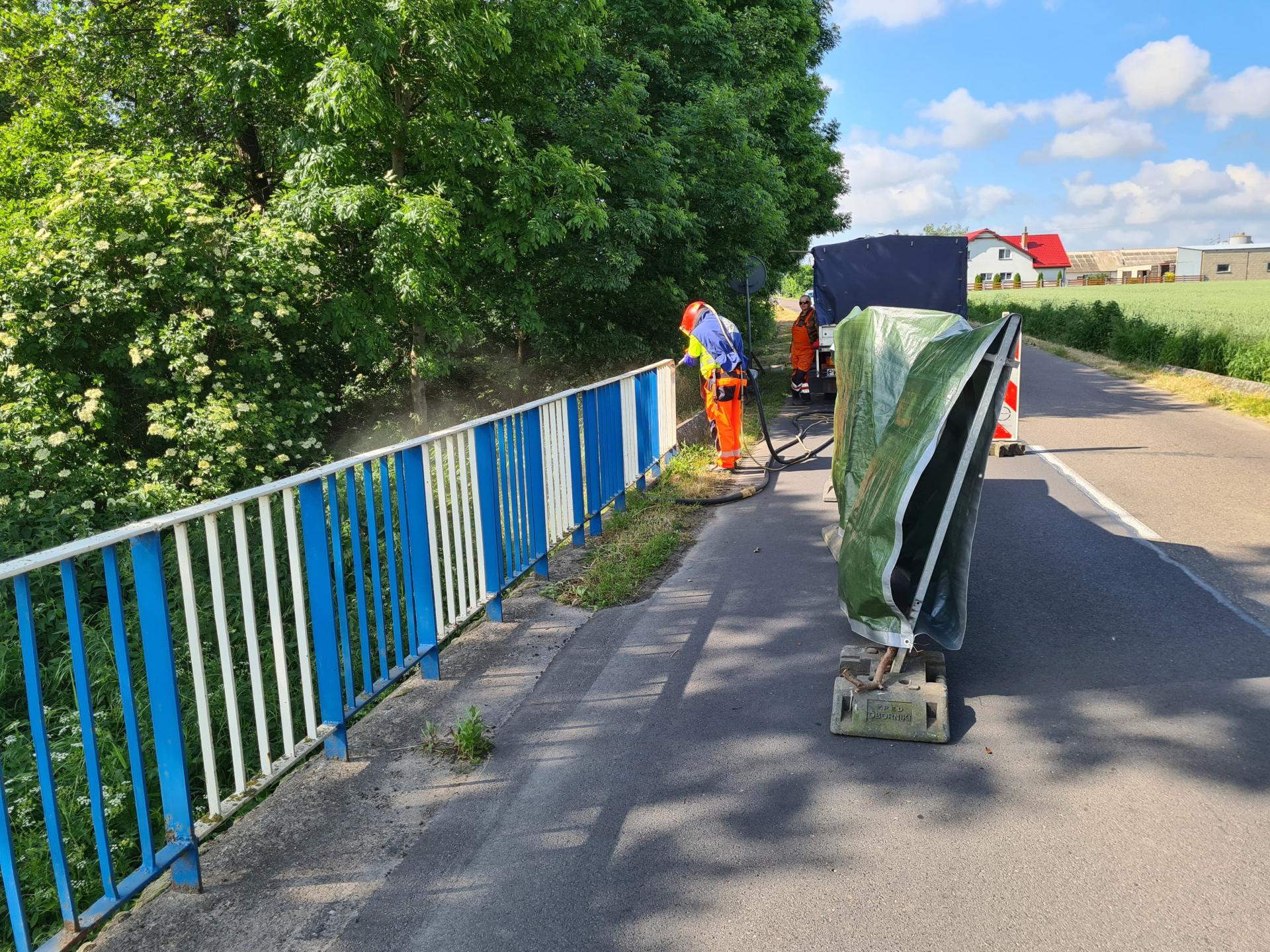 Trwa remont stalowych, płaskownikowych poręczy na obiektach mostowych