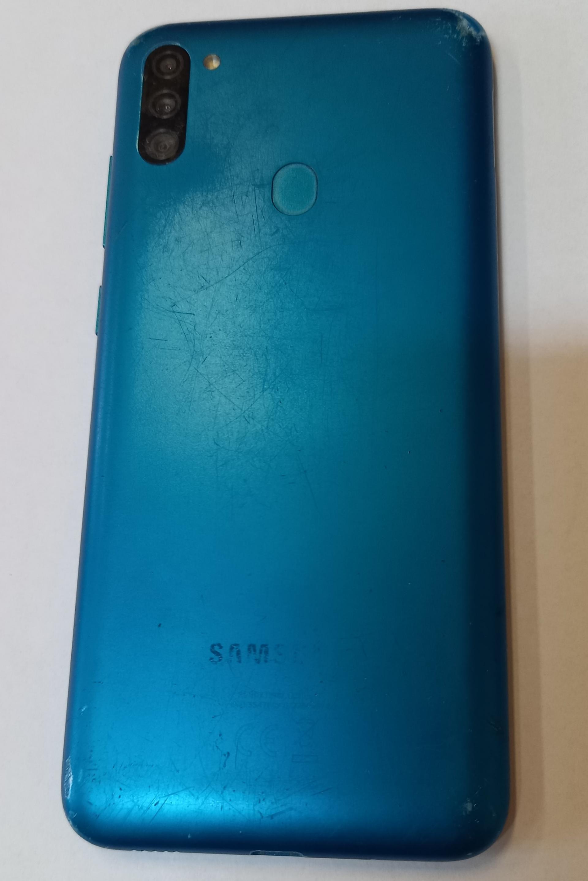Znaleziono telefon komórkowy Samsung koloru niebieskiego