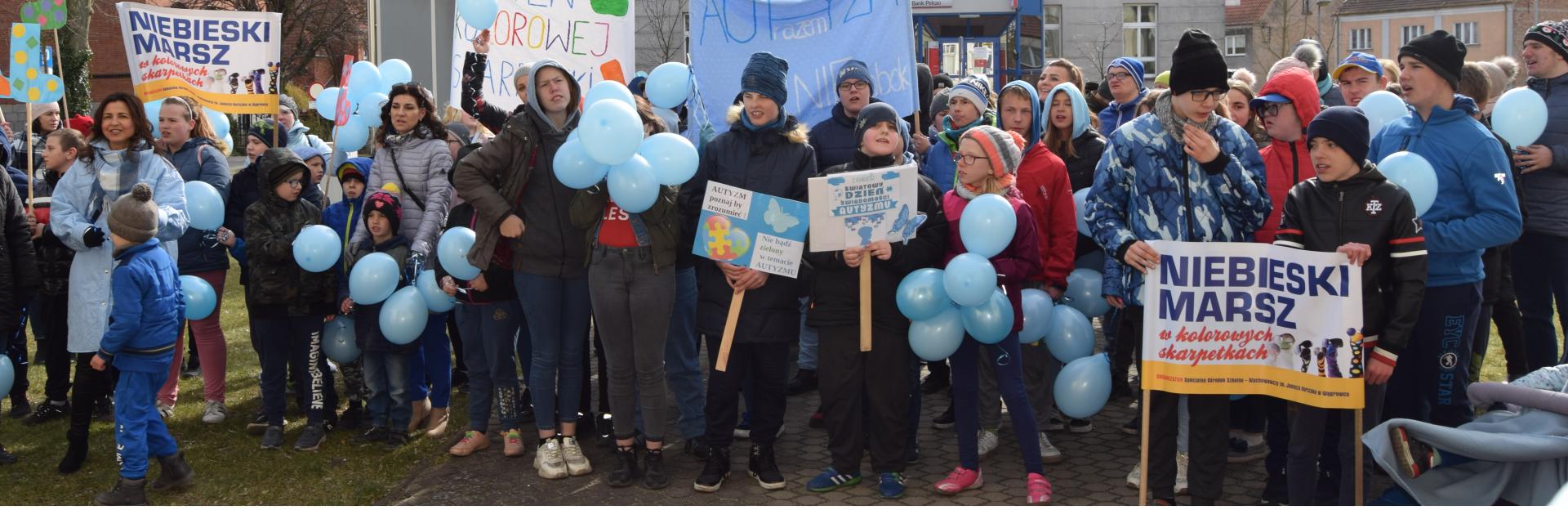 "Niebieski marsz w kolorowych skarpetkach" - uczniowie SOSW pokolorowali dziś świat na niebiesko :)