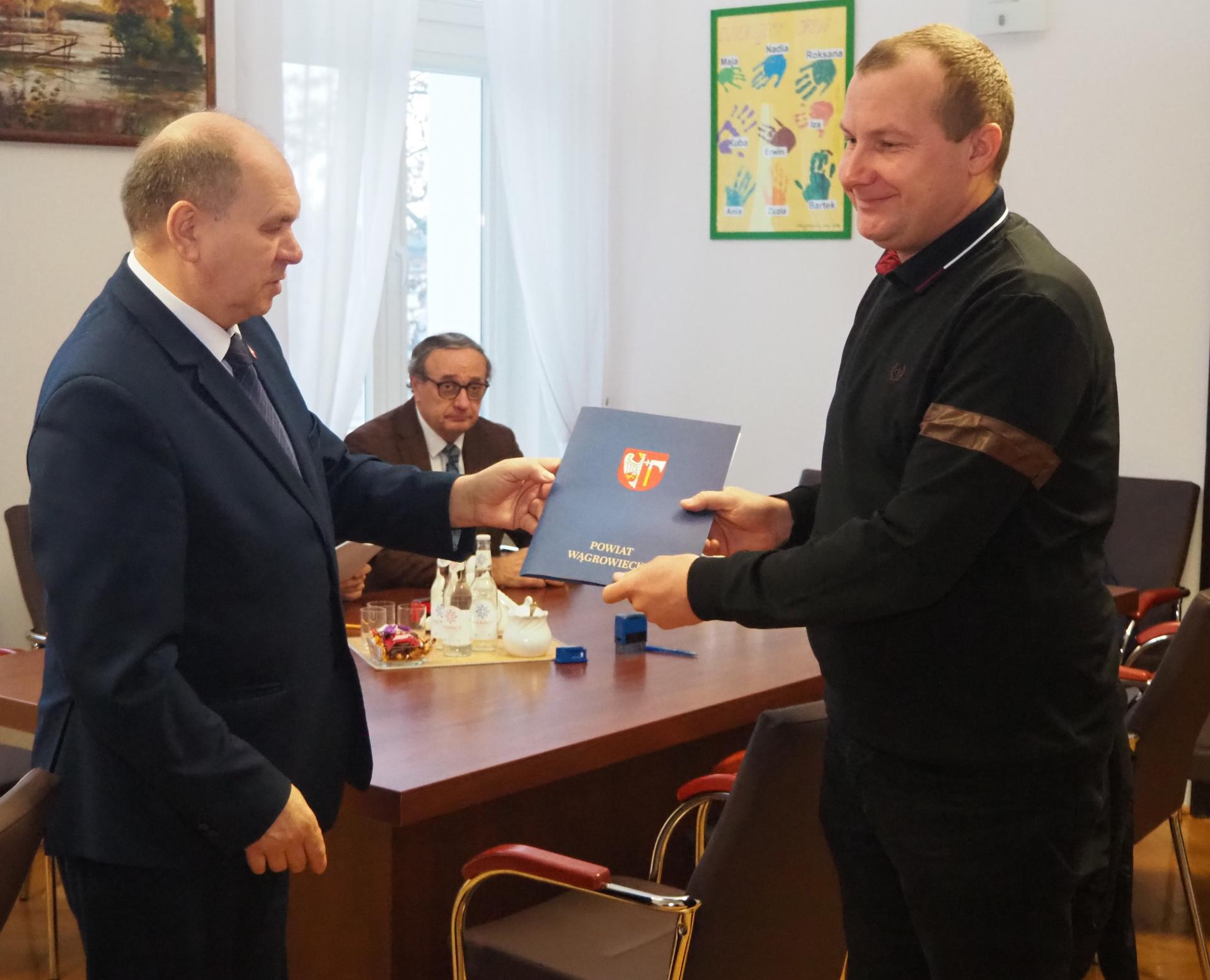 Umowy na kolejne inwestycje drogowe w powiecie podpisane