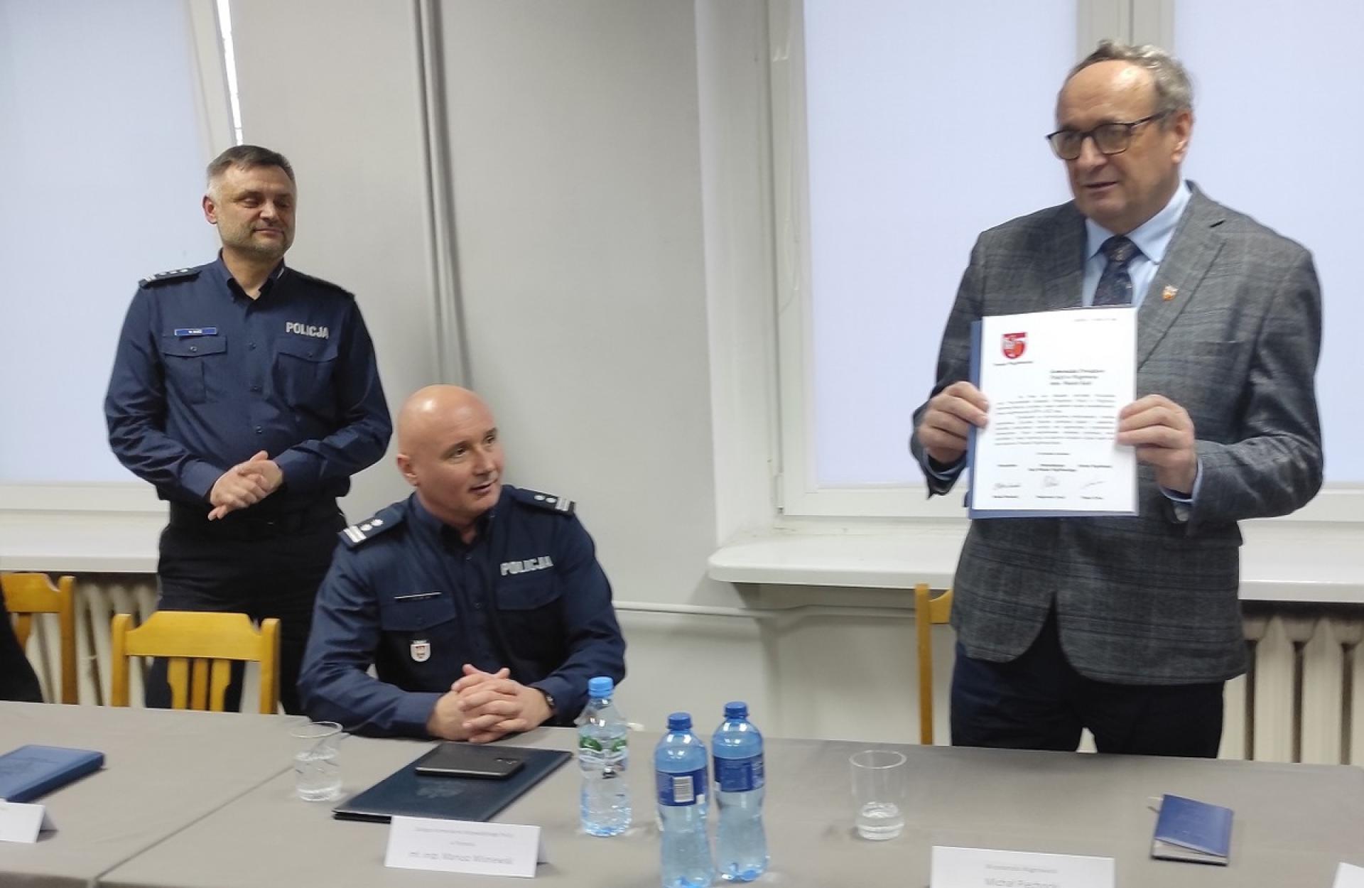 ODPRAWA ROCZNA PODSUMOWUJĄCA PRACĘ WĄGROWIECKIEJ POLICJI W 2022 ROKU