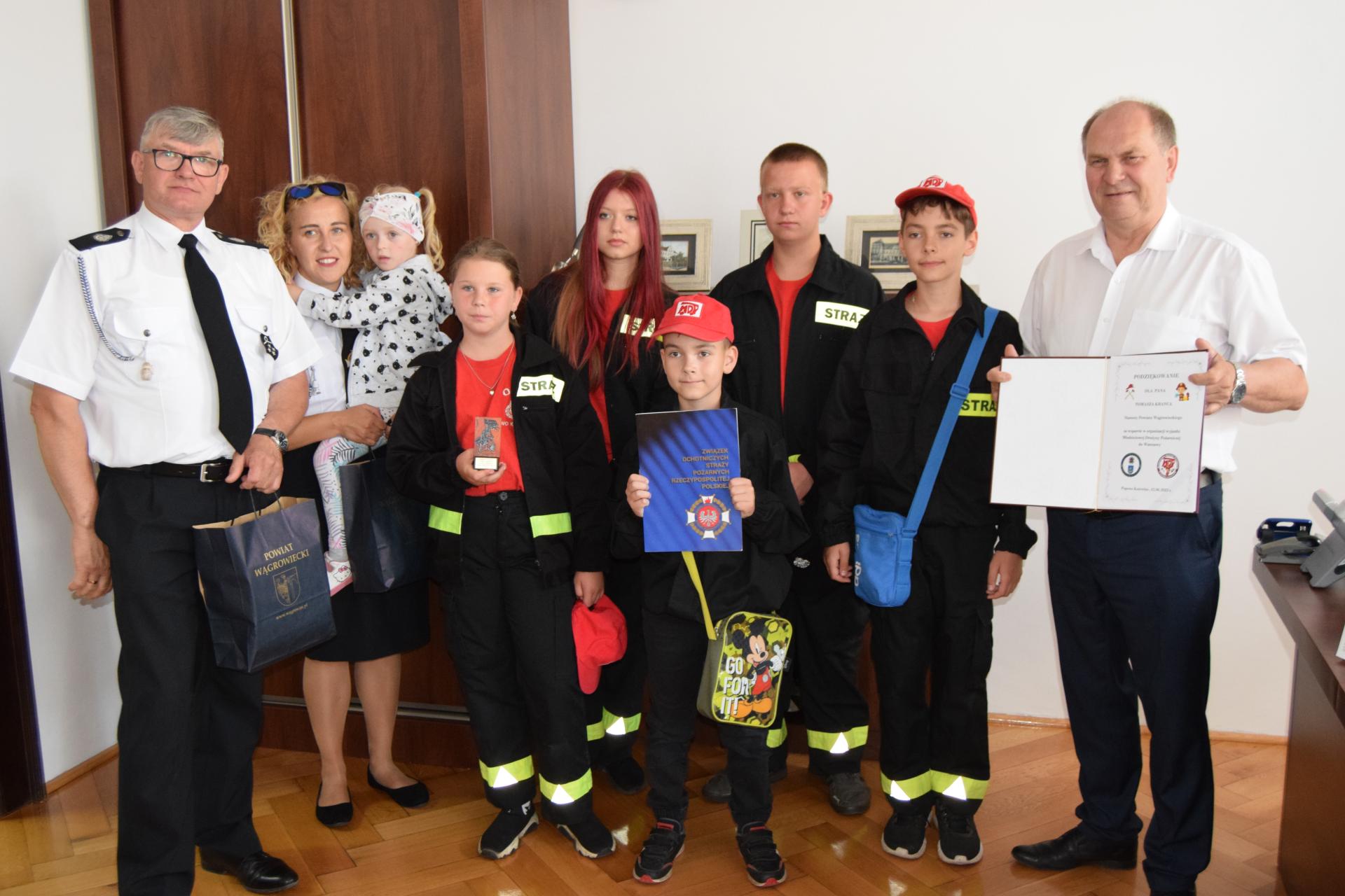 Młodzieżowa Drużyna Pożarnicza z Popowa Kościelnego z wizytą u Starosty Wągrowieckiego