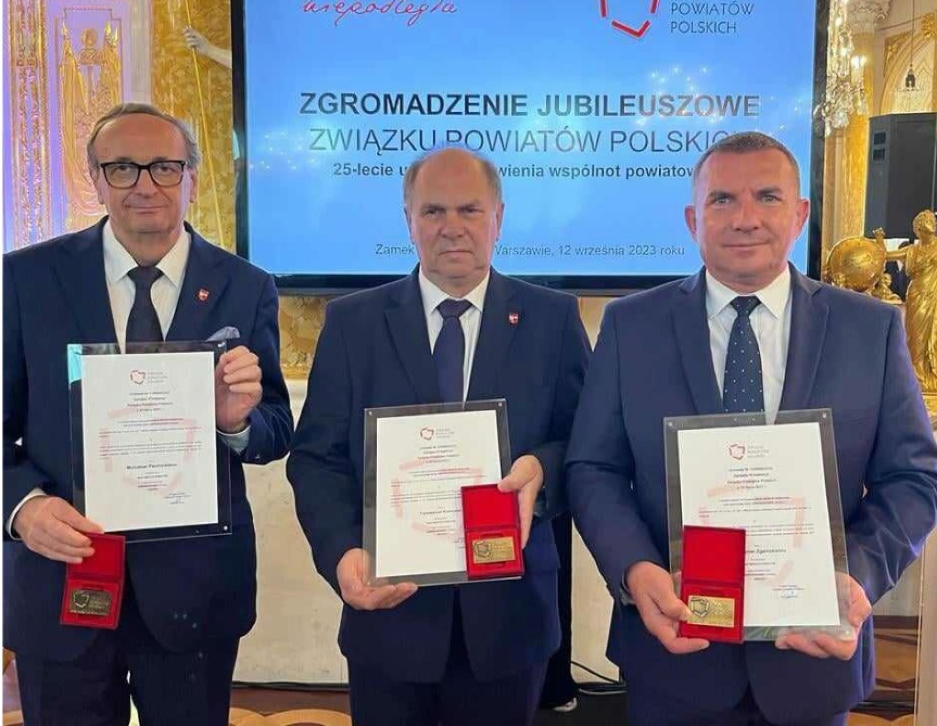 Włodarze powiatu uhonorowani przez ZPP z okazji 25-lecia powołania powiatów