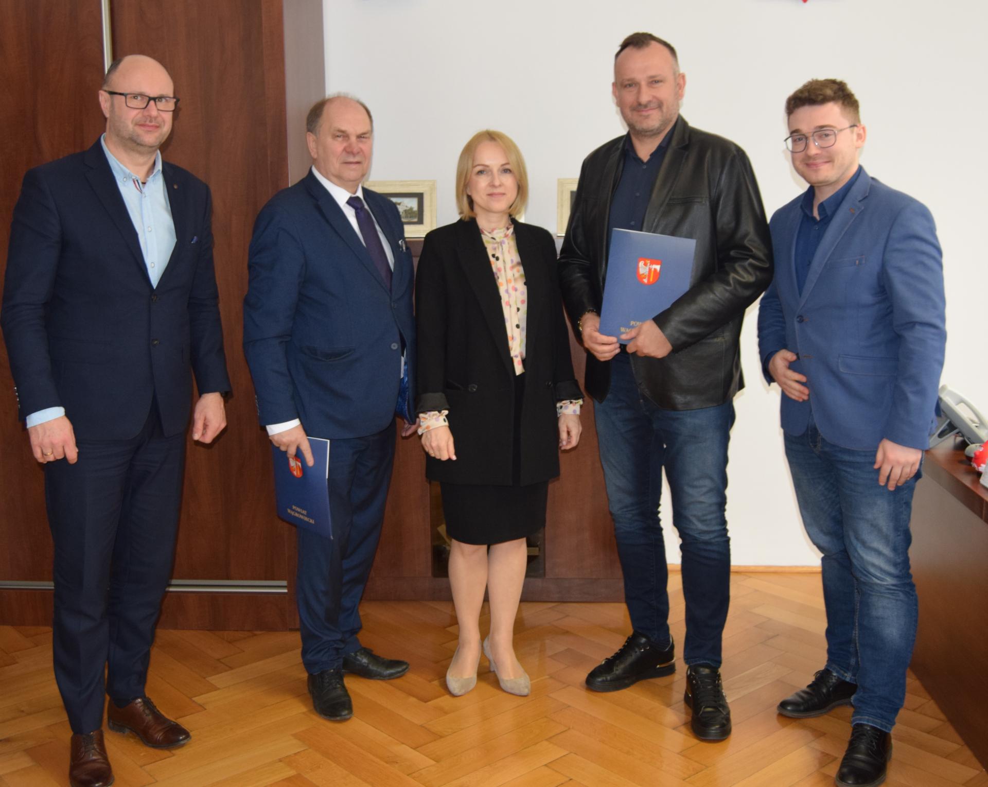 Umowa na przebudowę drogi powiatowej Rąbczyn-Mirkowice oraz rozbudowę dróg 1609P i 1692P w obrębie skrzyżowania w Żabiczynie podpisana
