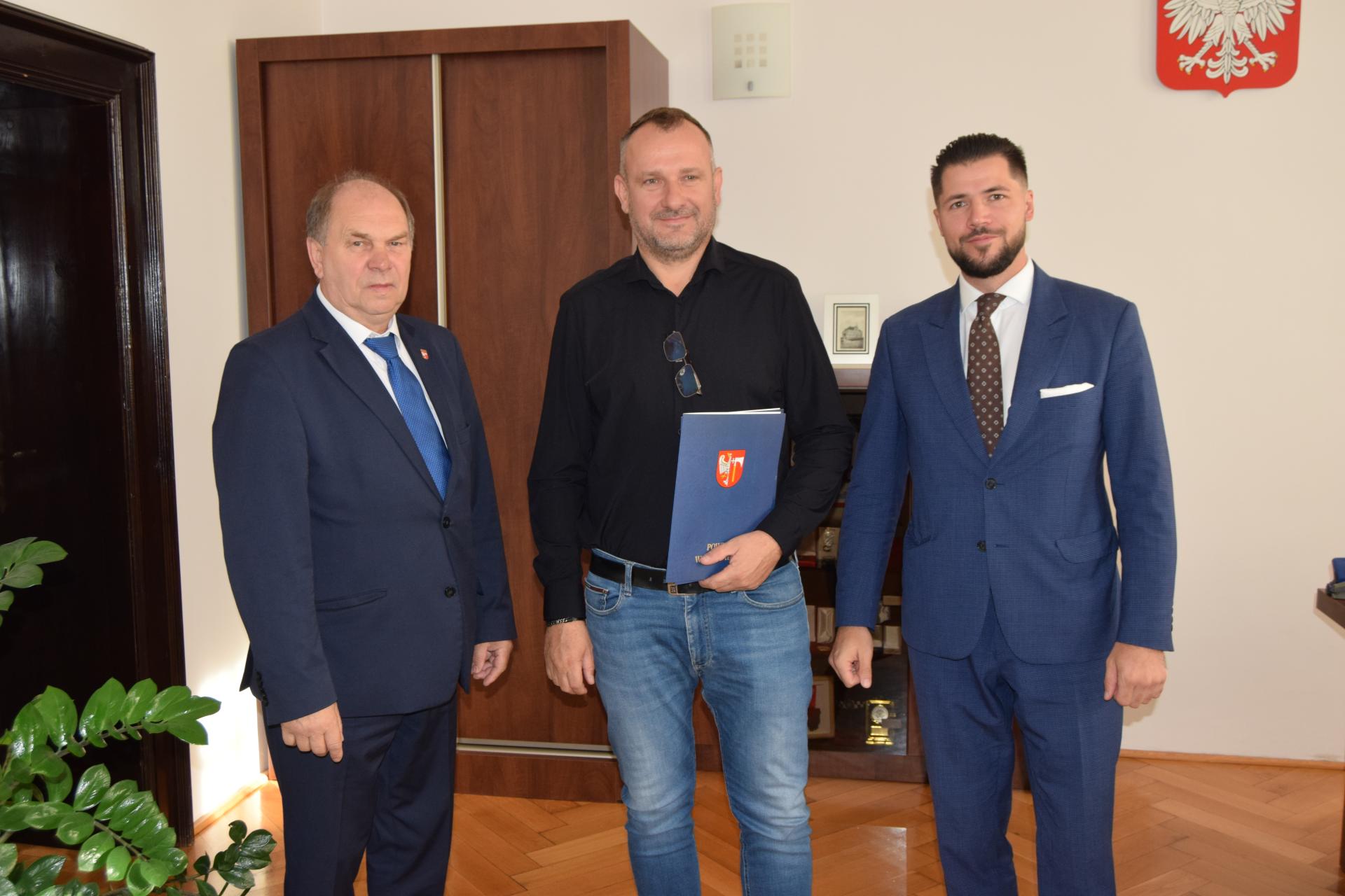 Umowa z wykonawcą na remont drogi w Roszkowie Wągrowieckim podpisana