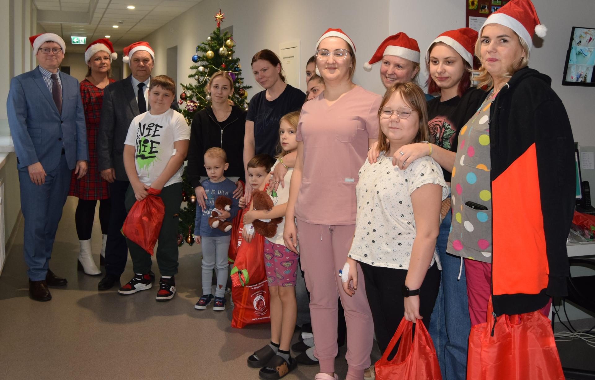 Mikołajki na oddziale dziecięcym wągrowieckiego szpitala oraz w Placówce Opiekuńczo-Wychowawczej w Wągrowcu