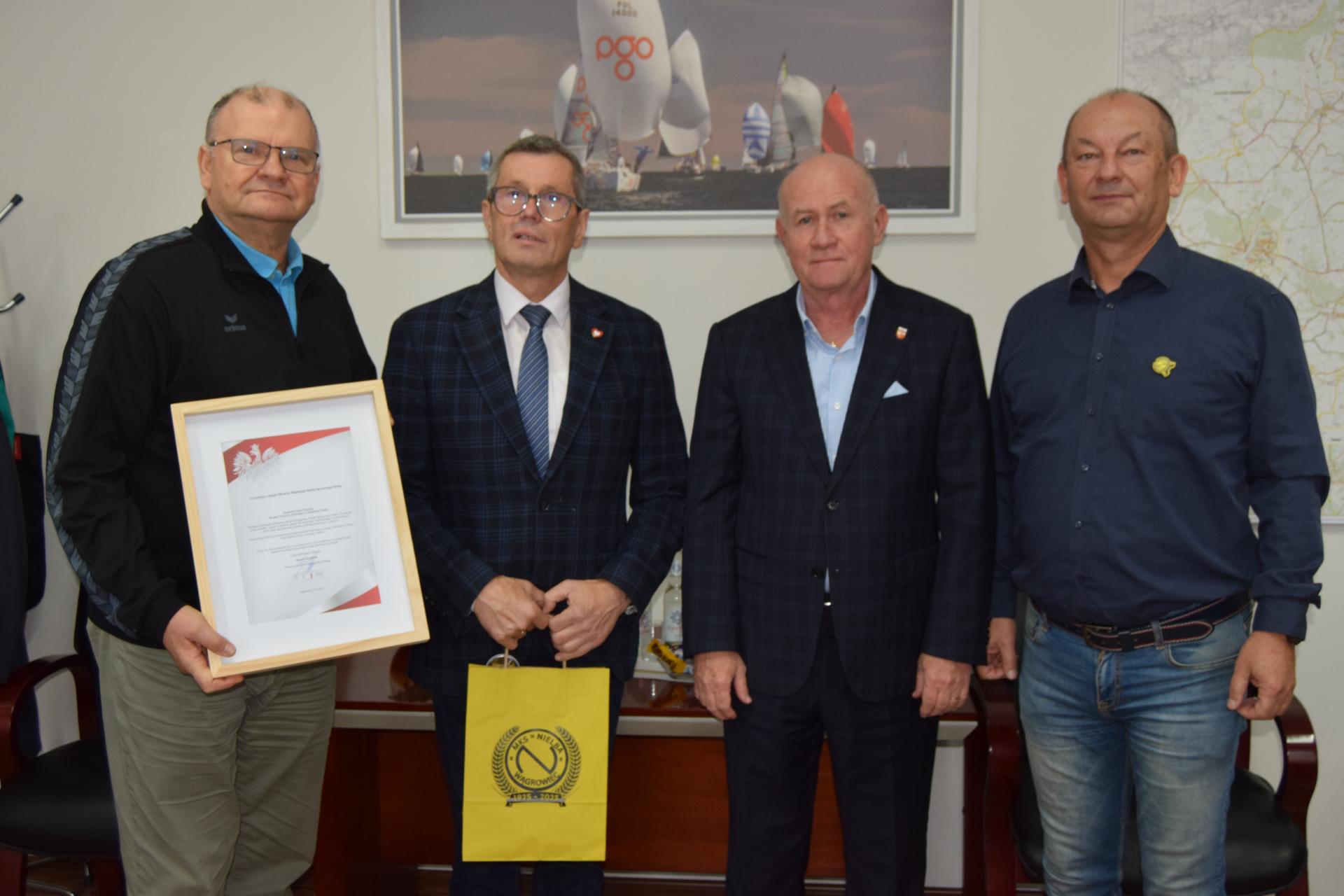 Gratulacje od Posła Szopińskiego na 100-lecie MKS Nielba Wągrowiec