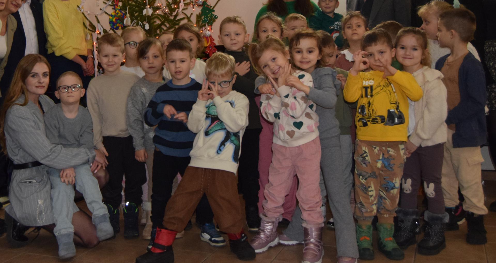 Rybki udekorowały choinkę w starostwie