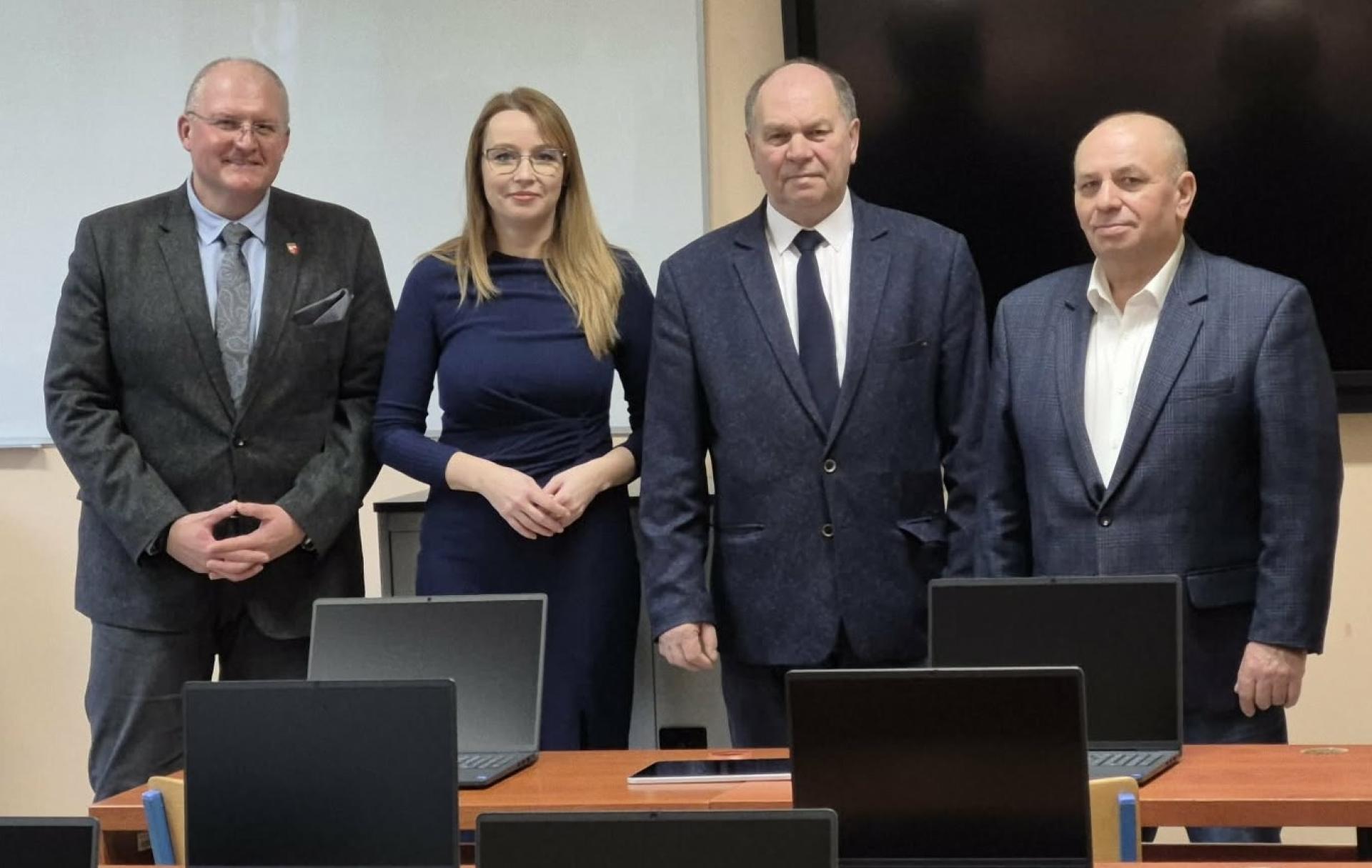 Starosta przekazał sprzęt elektroniczny za blisko milion złotych dla ZS nr 1